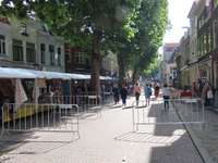 850266 Gezicht in de Breedstraat te Utrecht, met alleen links de kramen van de lapjesmarkt en verschillende hekken die ...
